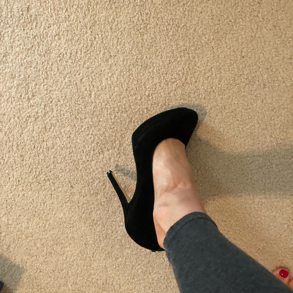 BEAUTIFUL Michael Kors black suade heels - Picture 3 of 5